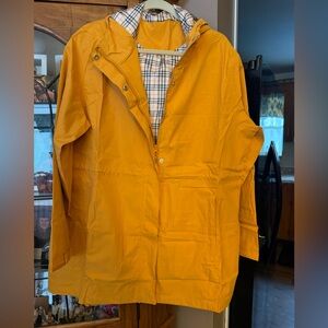 NEW NWT XXL Yellow Hooded Rain Jacket. Zippered pockets. Zipper & snaps